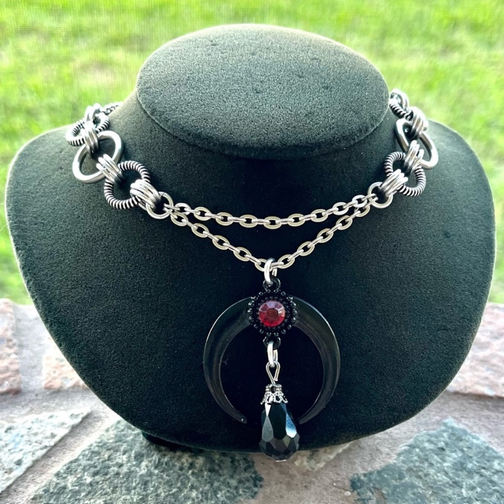 Handmade maille choker necklace black up side down moon lunula red & black stone - Picture 13 of 14